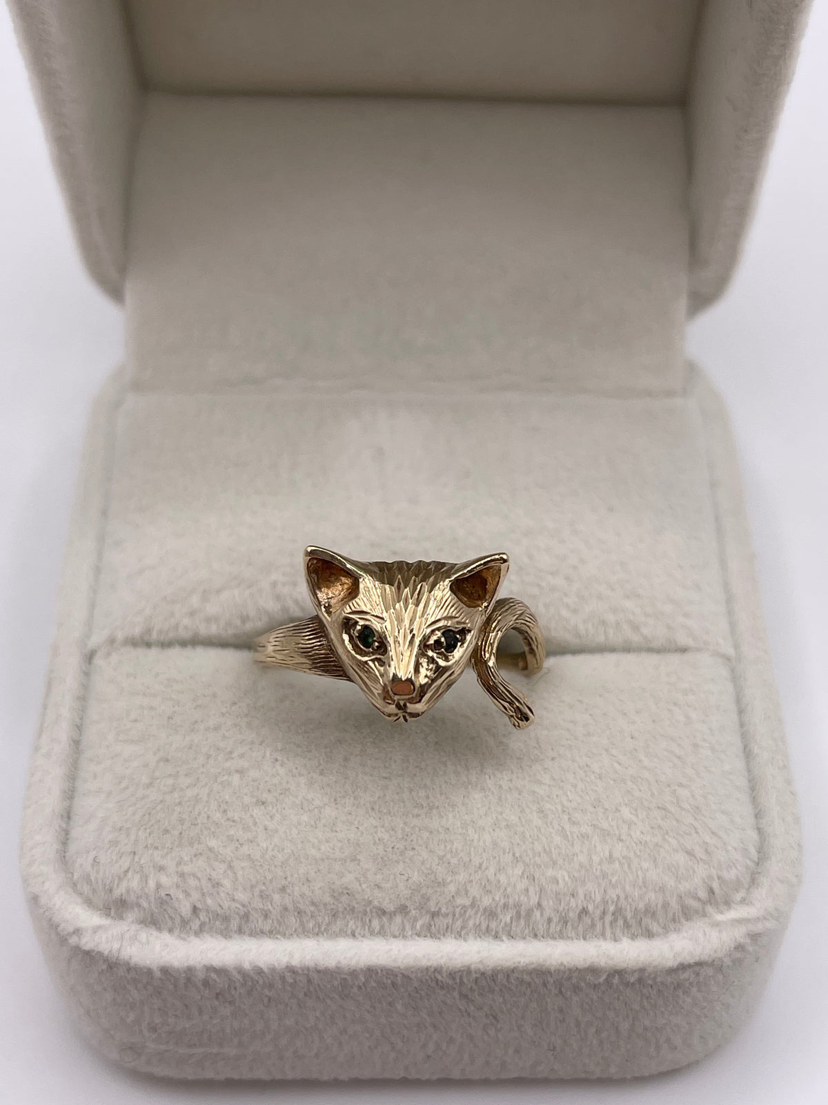 9ct gold emerald cat ring