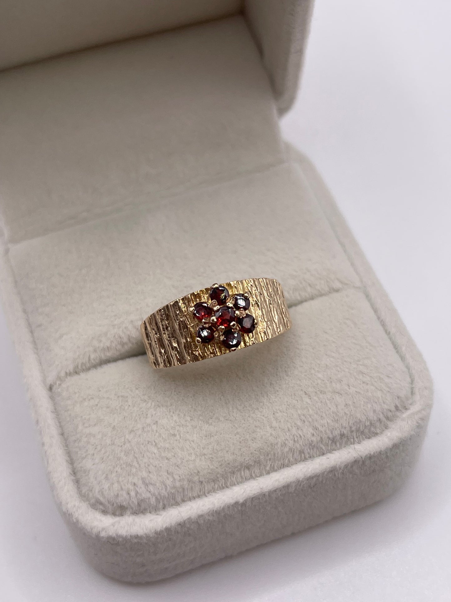 9ct gold garnet cluster ring