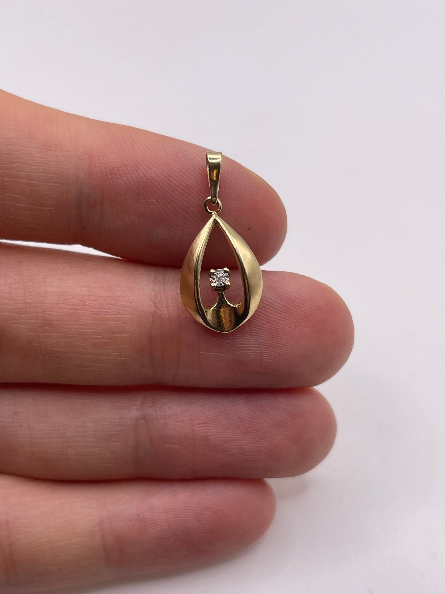 9ct gold diamond pendant