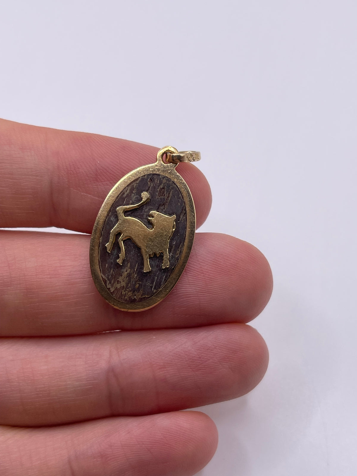 18ct gold wooden lion pendant
