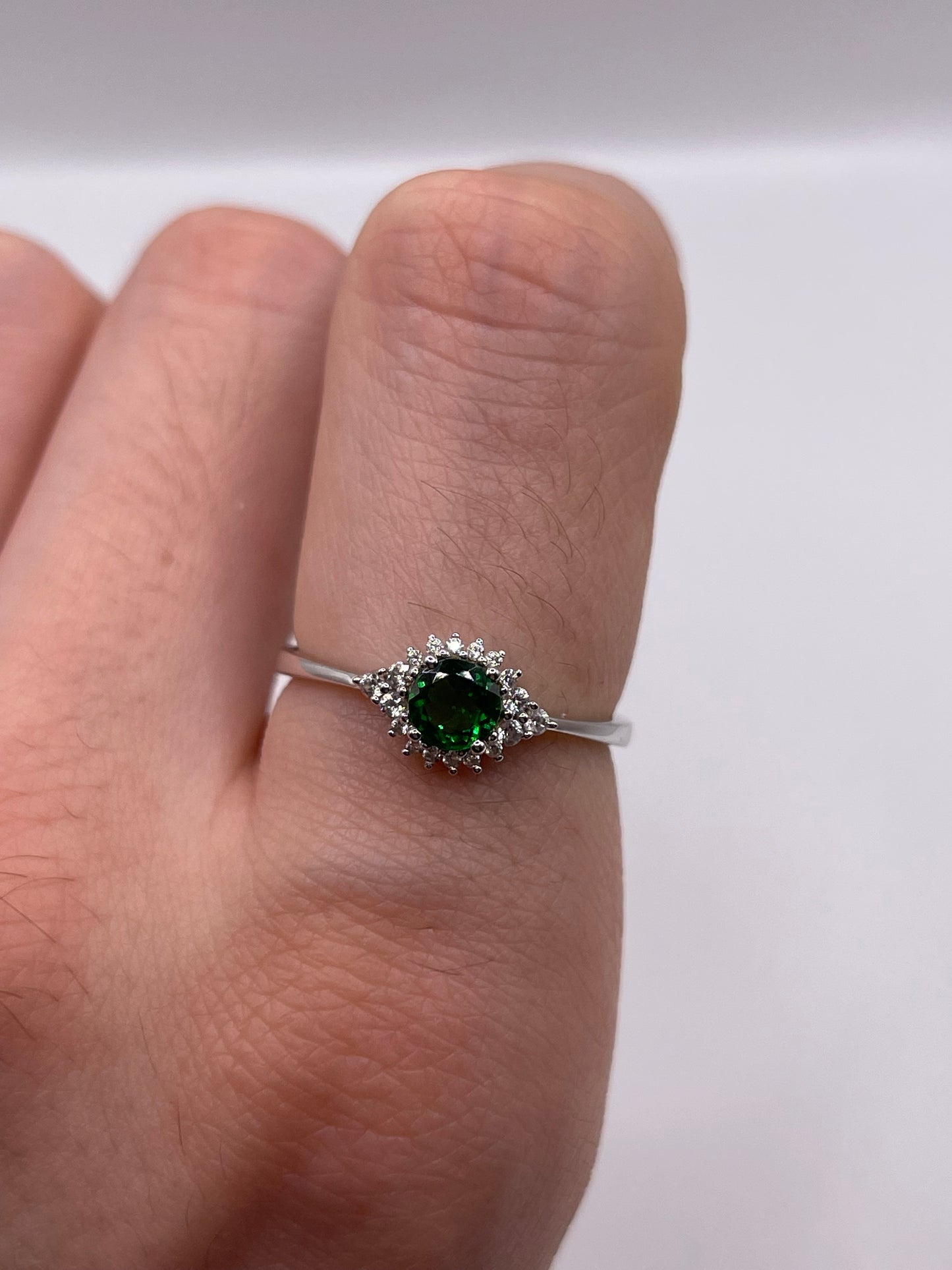 9ct white gold diopside and zircon ring