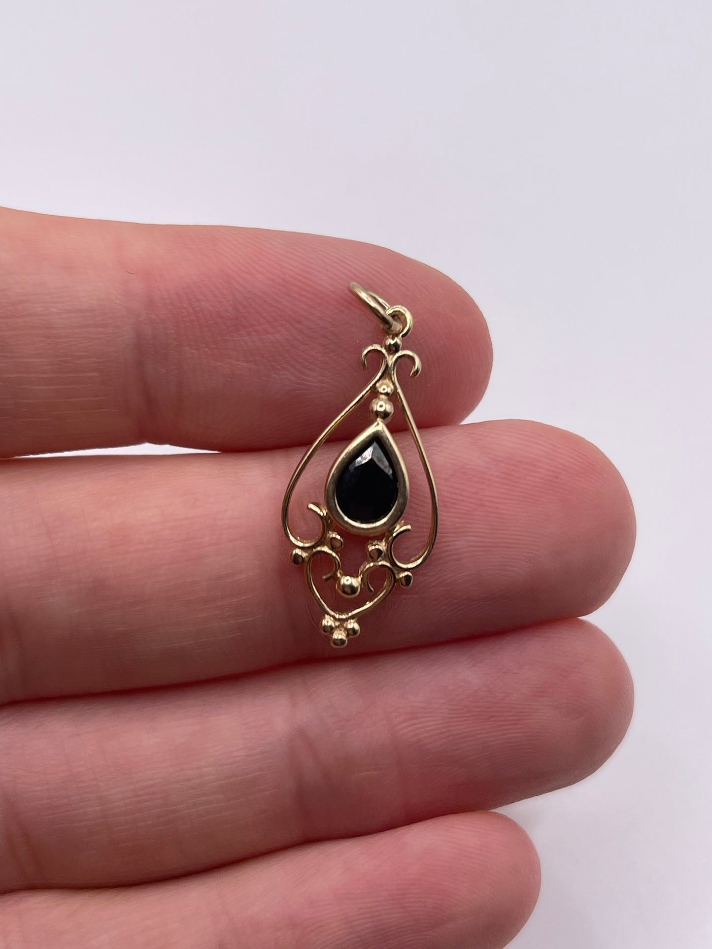 9ct gold sapphire pendant