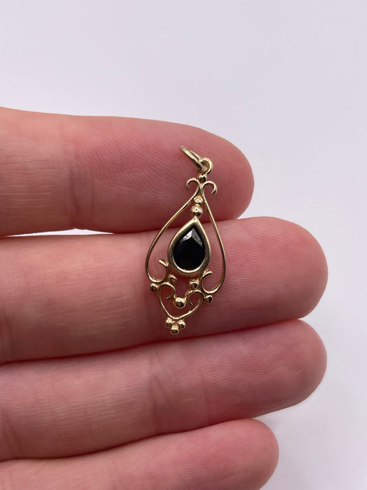 9ct gold sapphire pendant