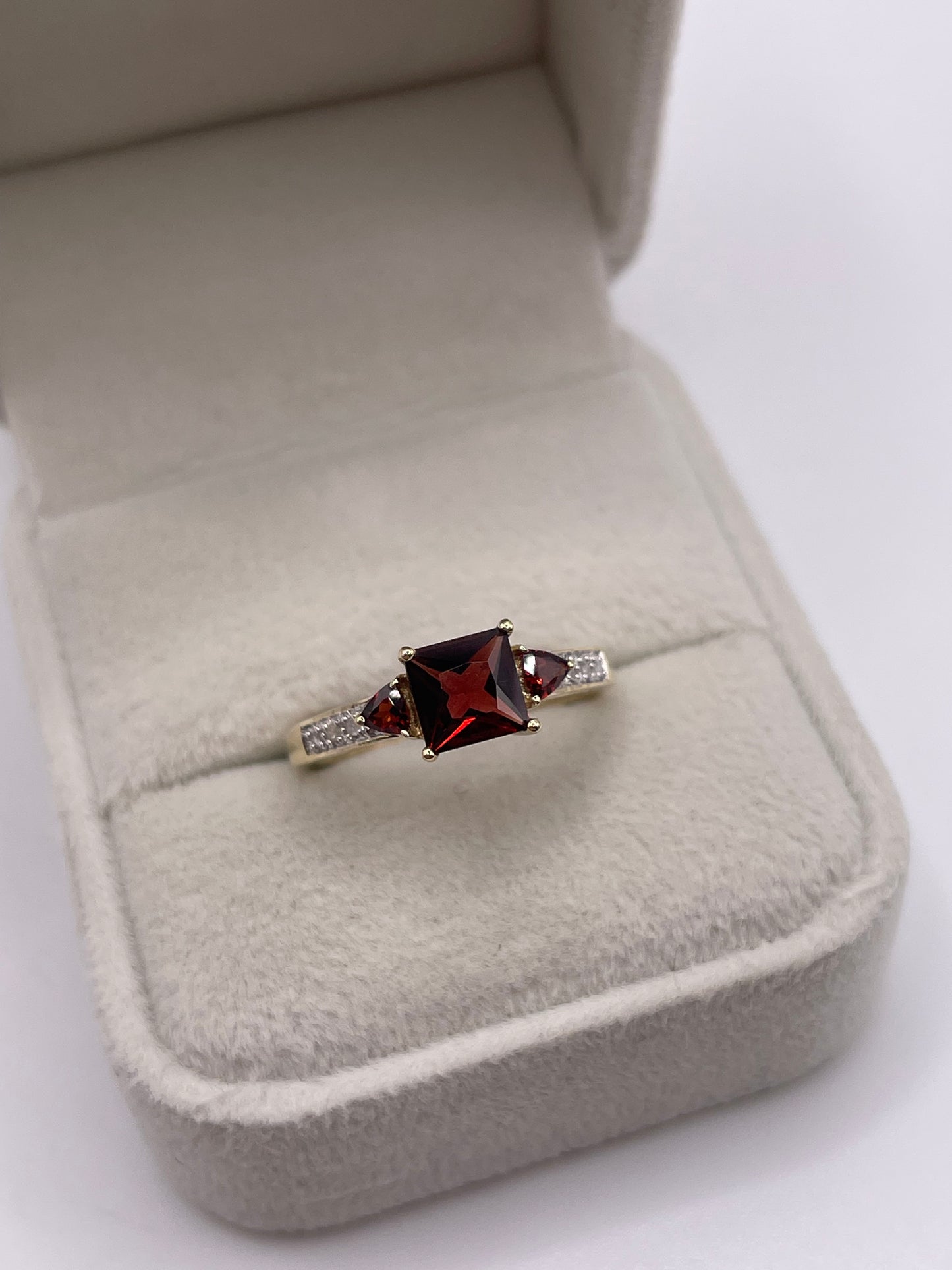 9ct gold garnet and diamond ring