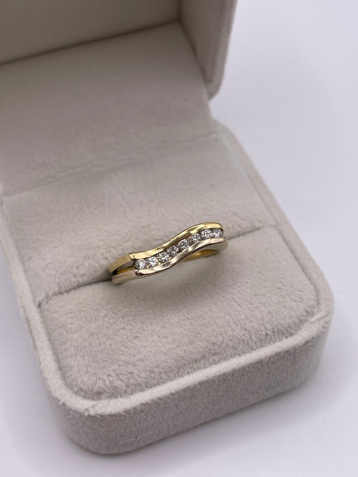 18ct two tone gold diamond ring