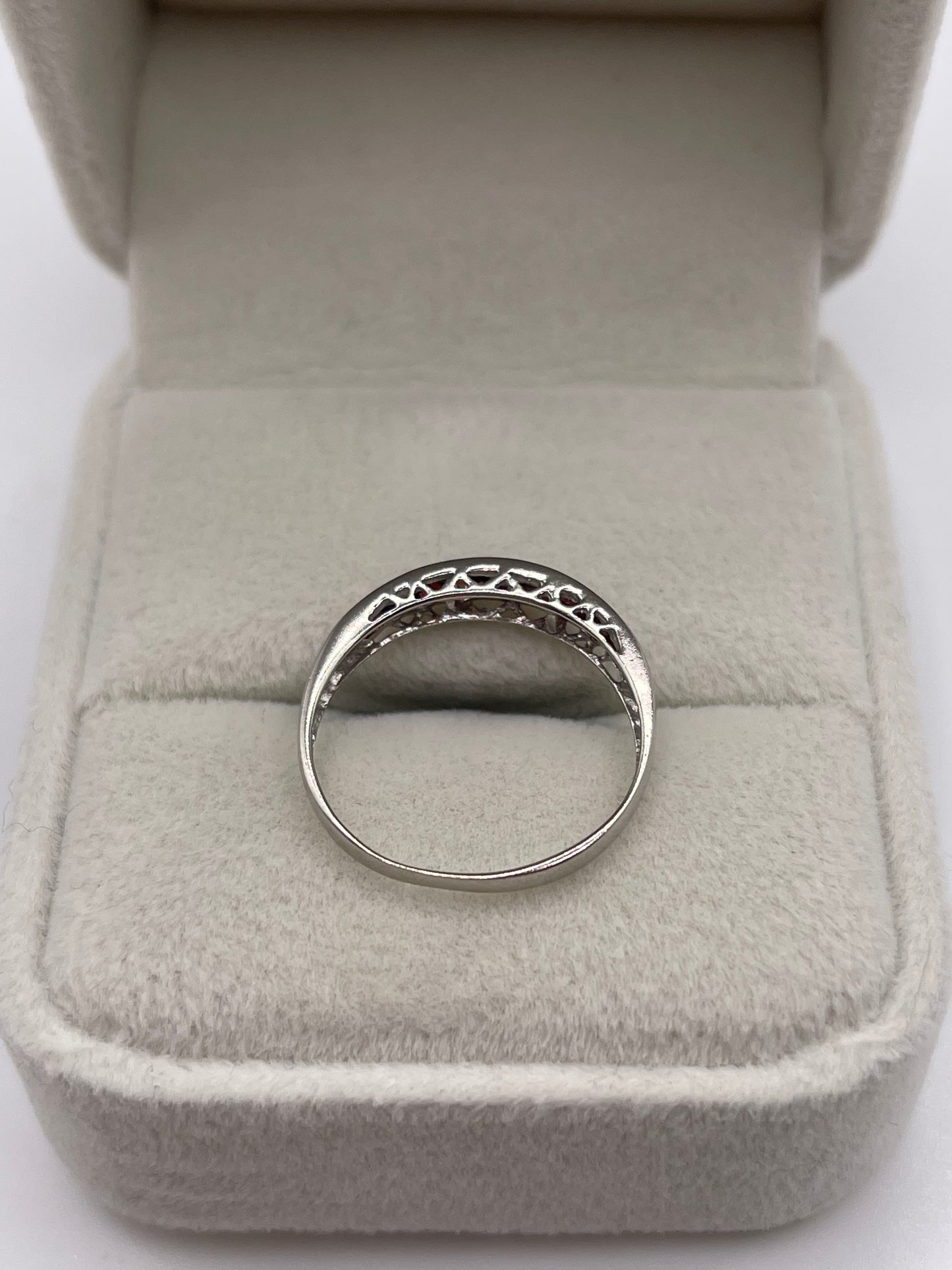 9ct white gold garnet ring