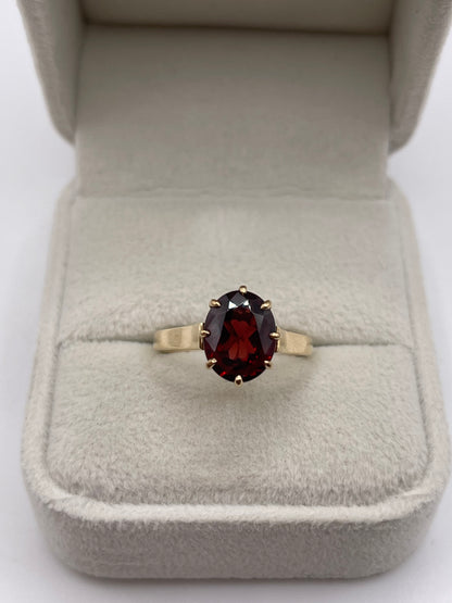 9ct gold garnet ring