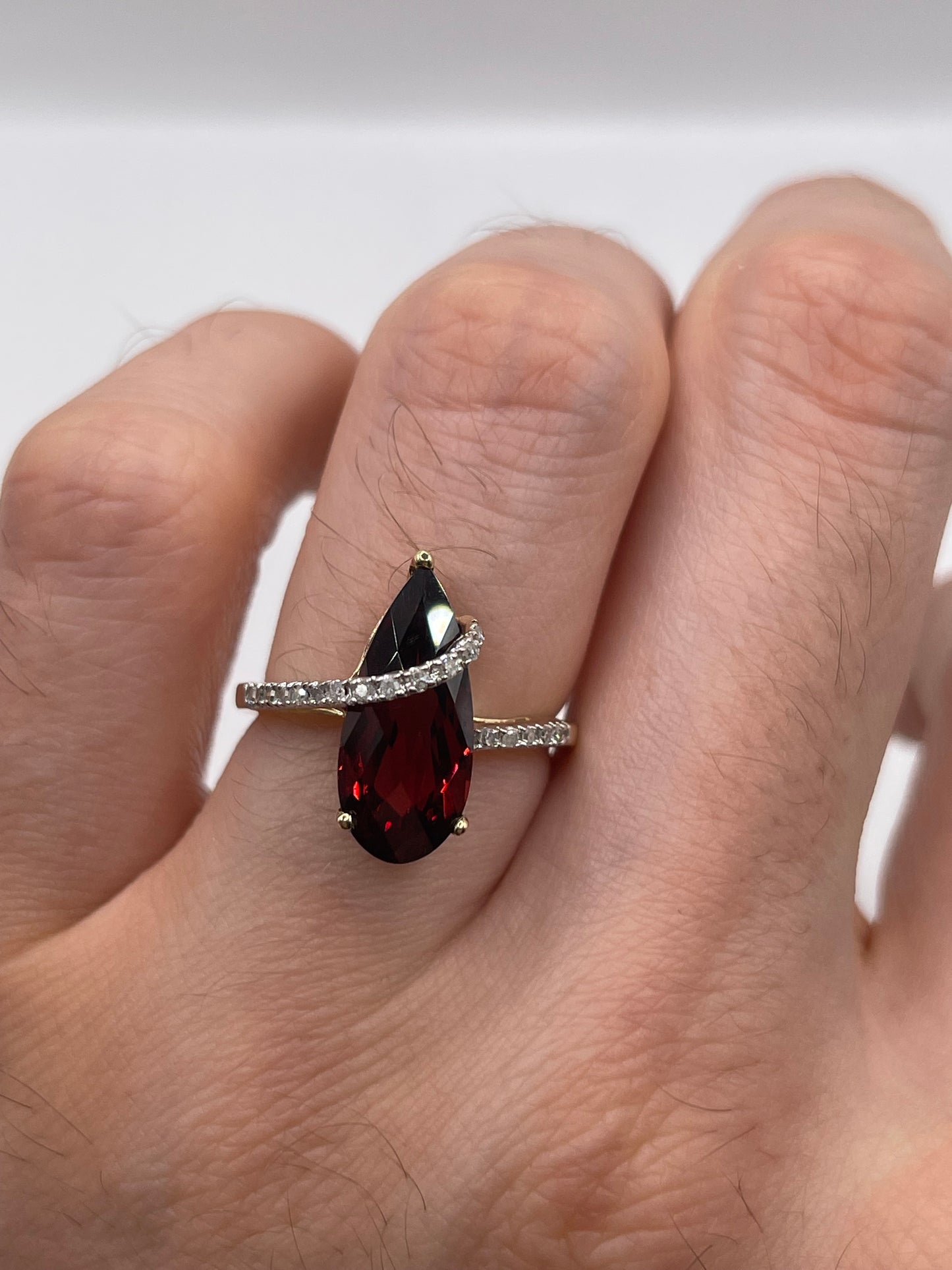 9ct gold garnet and diamond ring