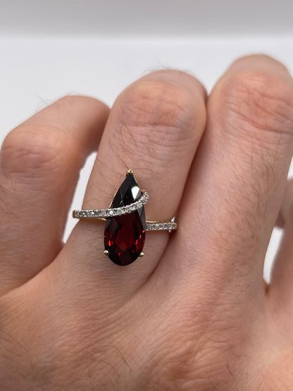 9ct gold garnet and diamond ring
