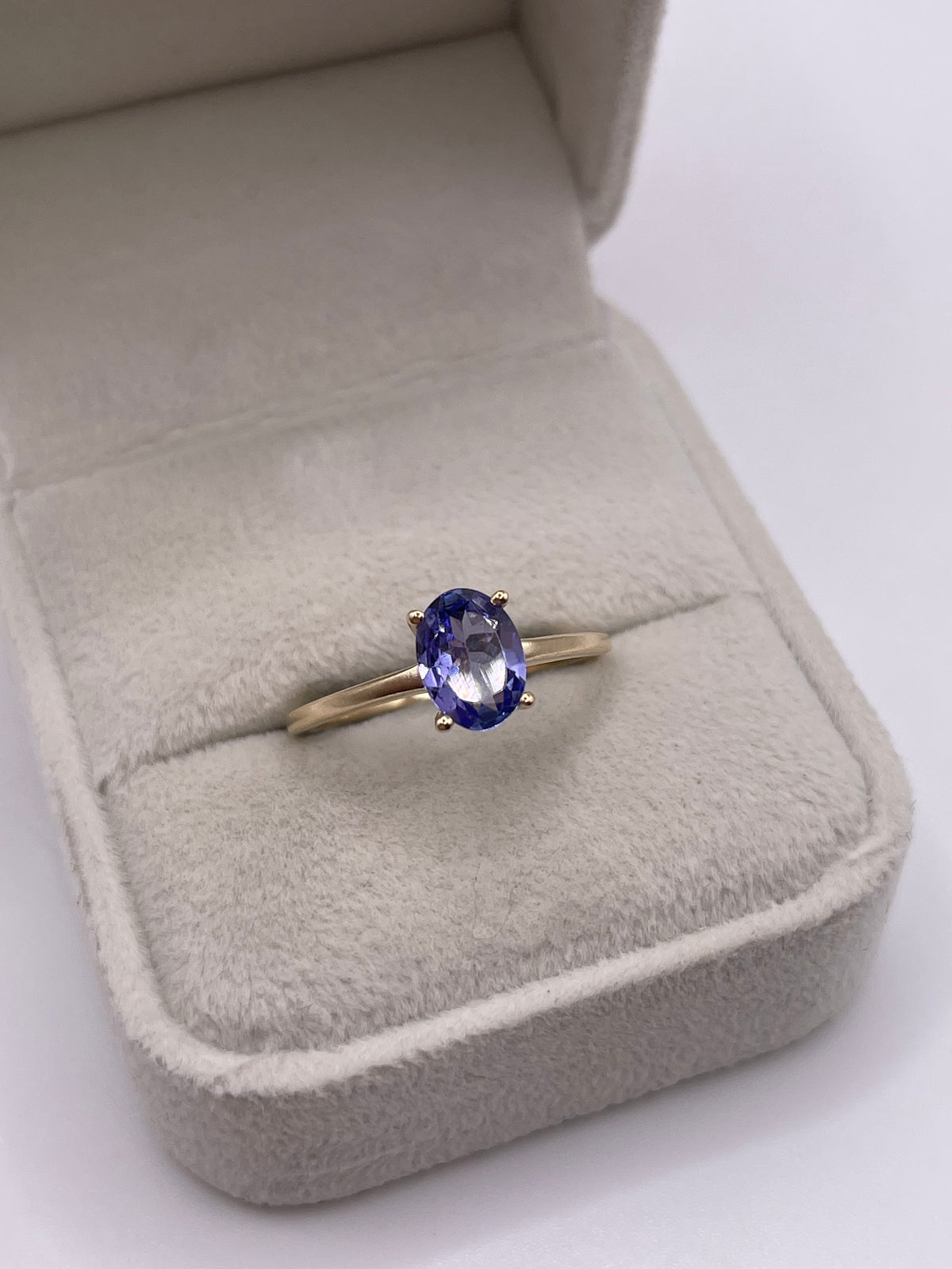 9ct gold tanzanite ring