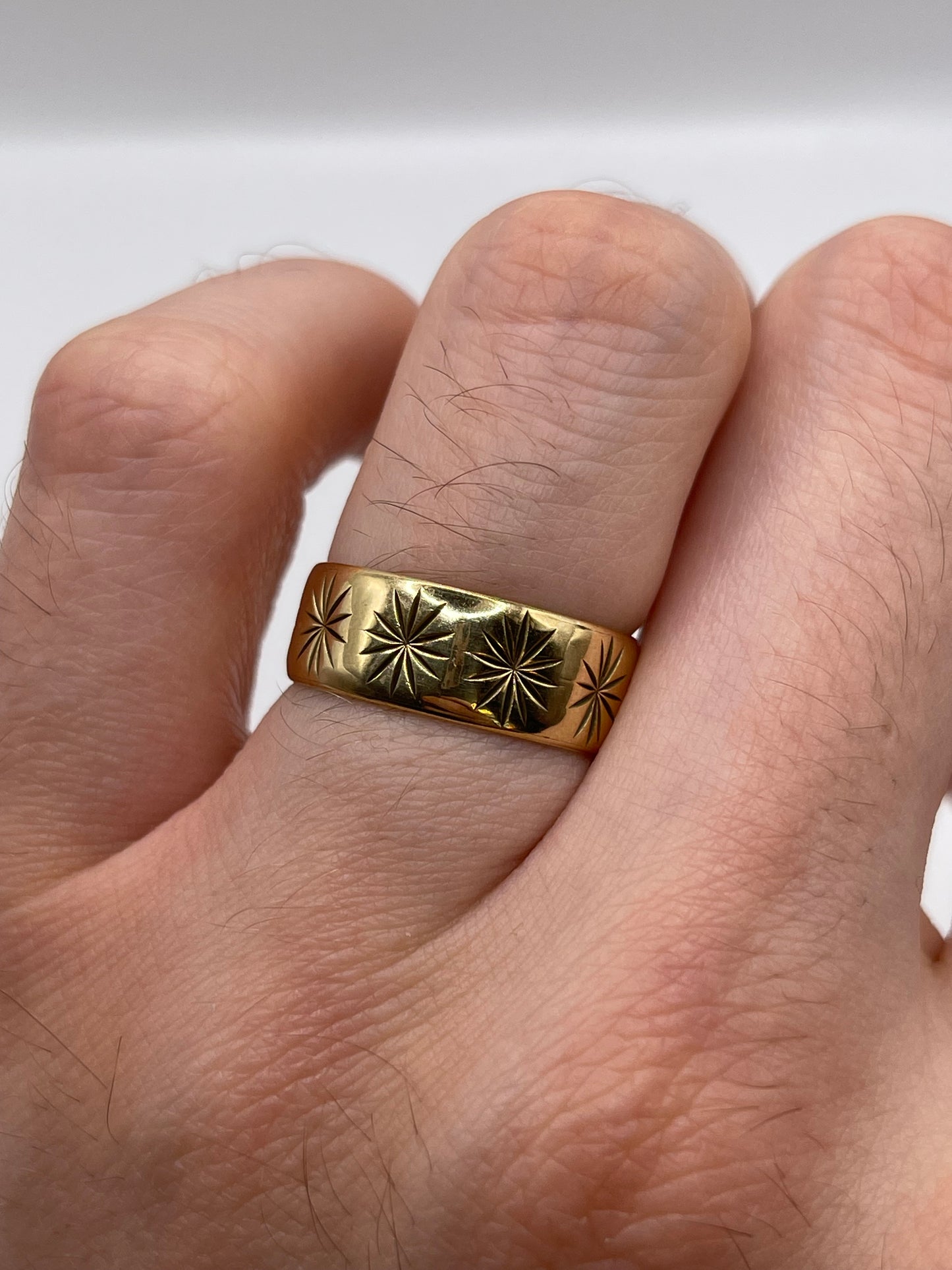 9ct gold patterned band