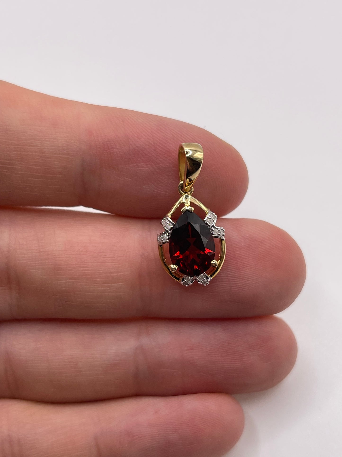 9ct gold garnet and diamond pendant