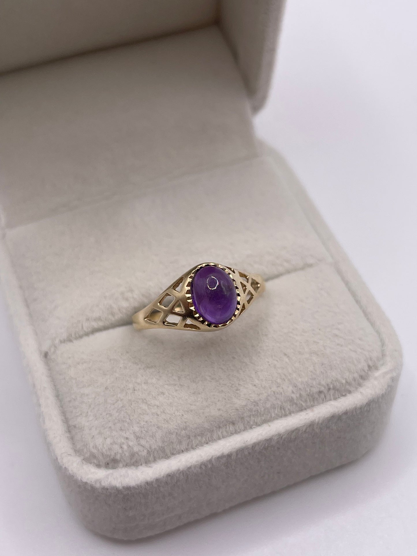 9ct gold cabochon amethyst ring