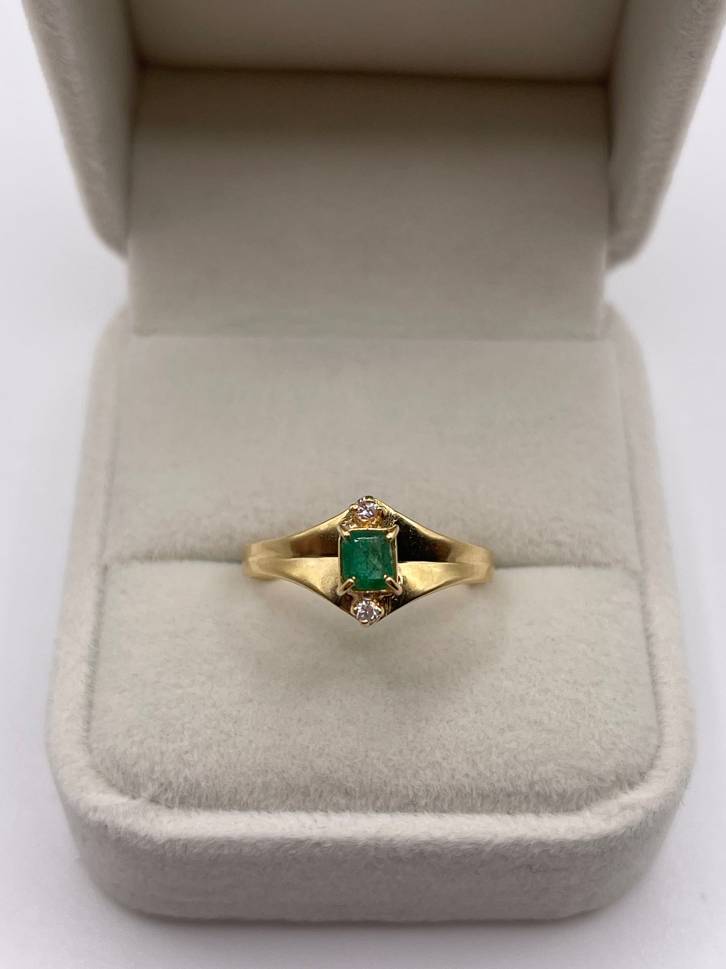 18ct gold emerald and zircon ring