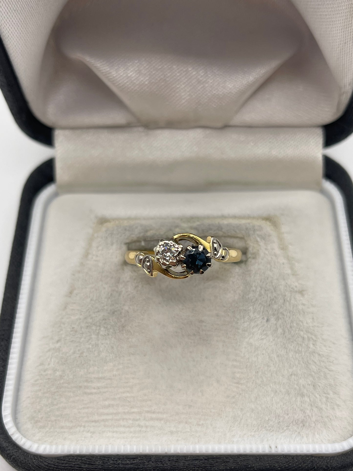 18ct gold sapphire and diamond ring
