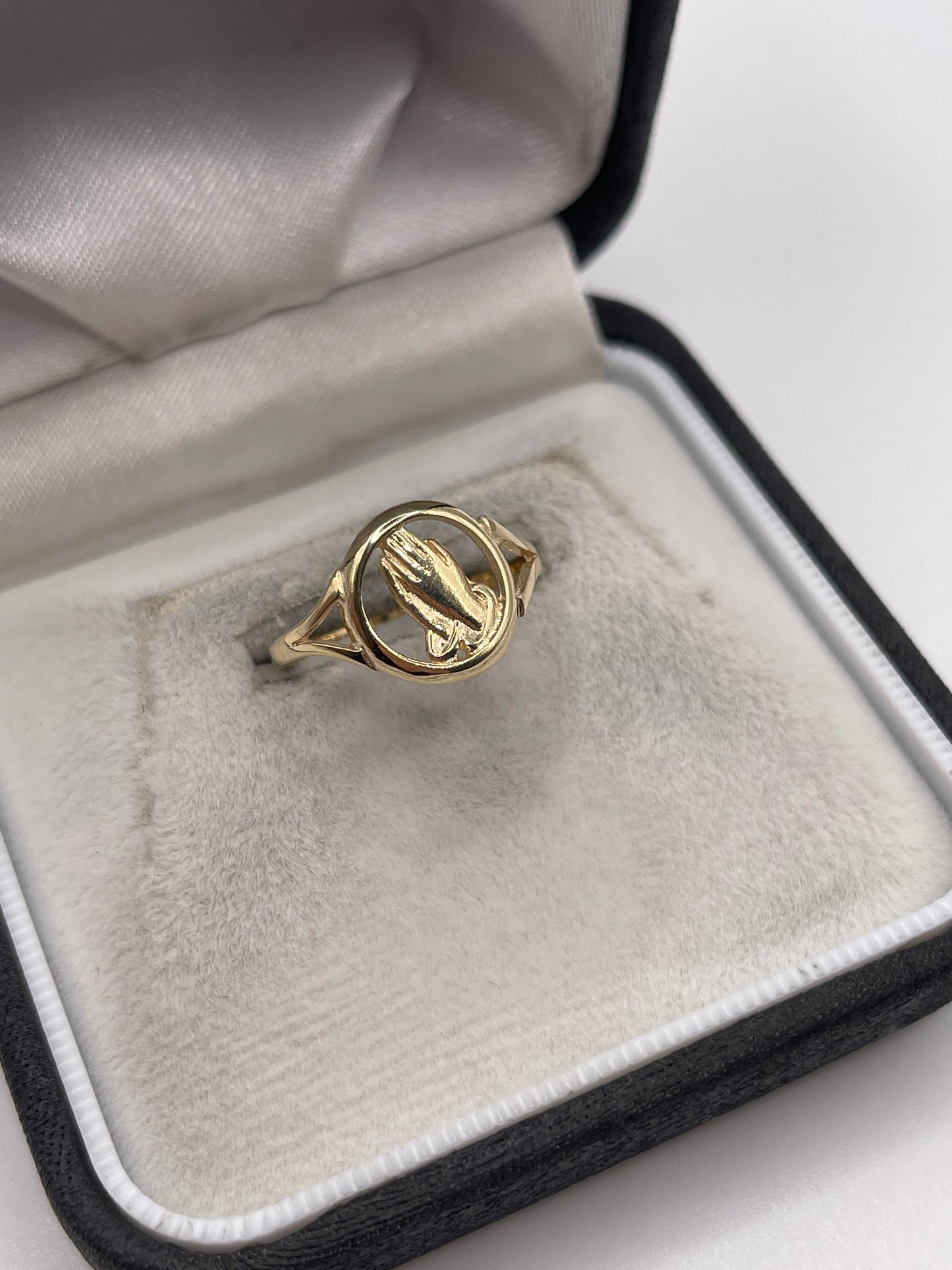9ct gold praying hands ring