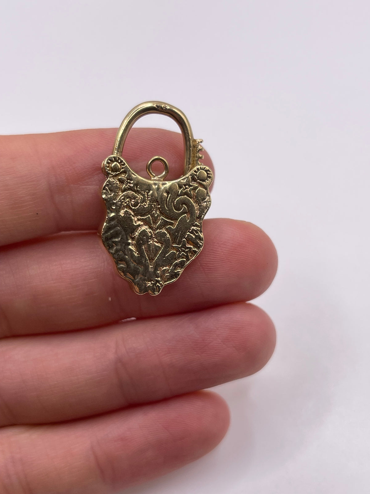 9ct gold cabochon garnet padlock