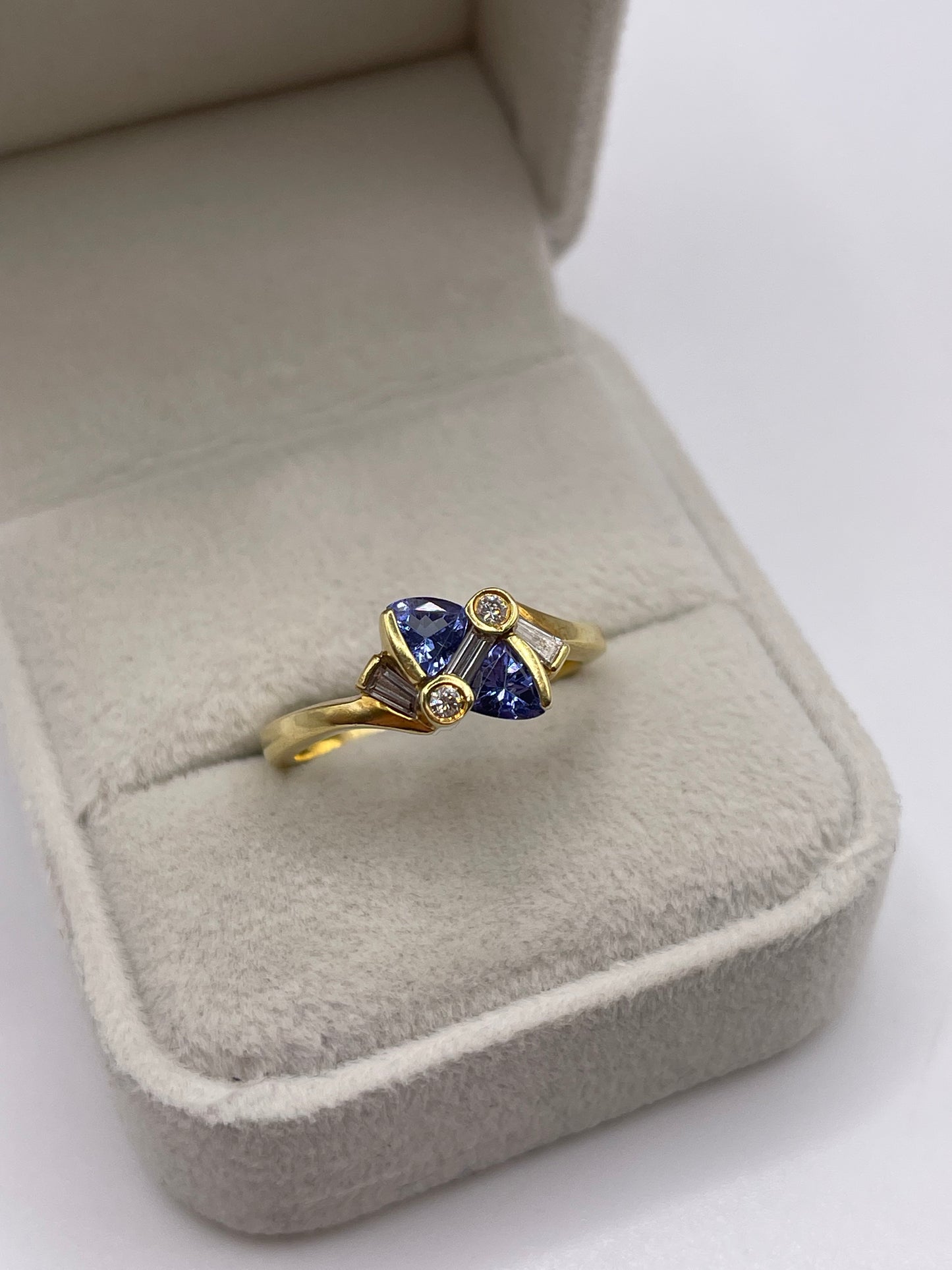 18ct gold tanzanite and diamond ring