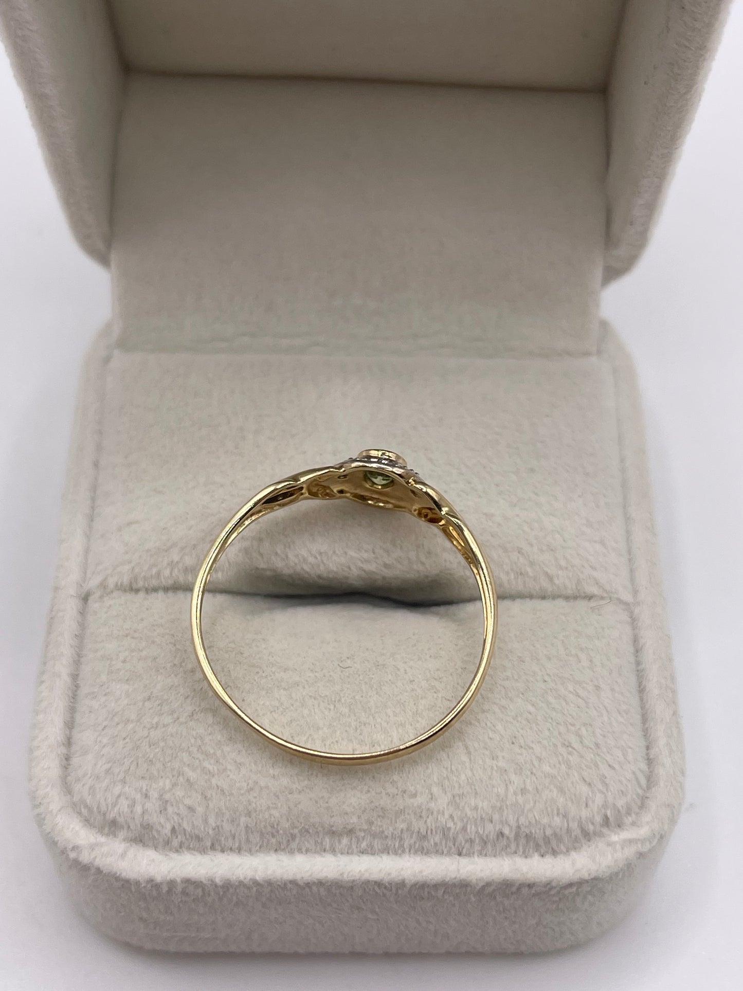 9ct gold peridot and diamond ring