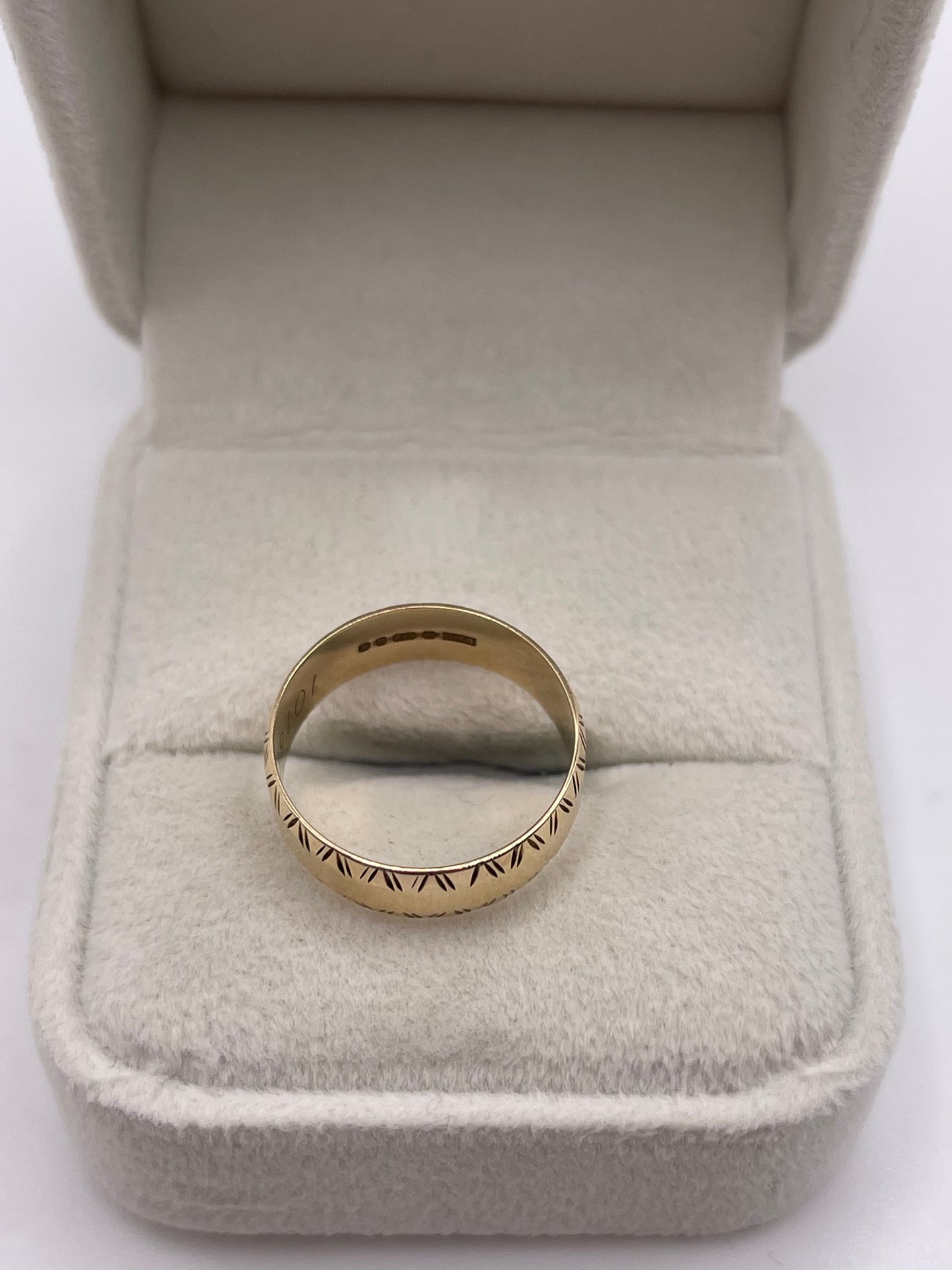 9ct gold patterned band