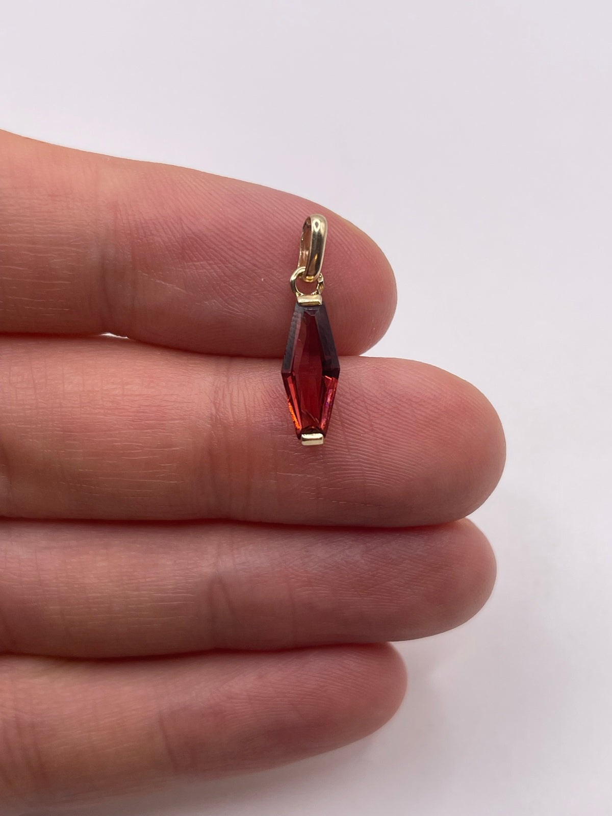 9ct gold garnet pendant