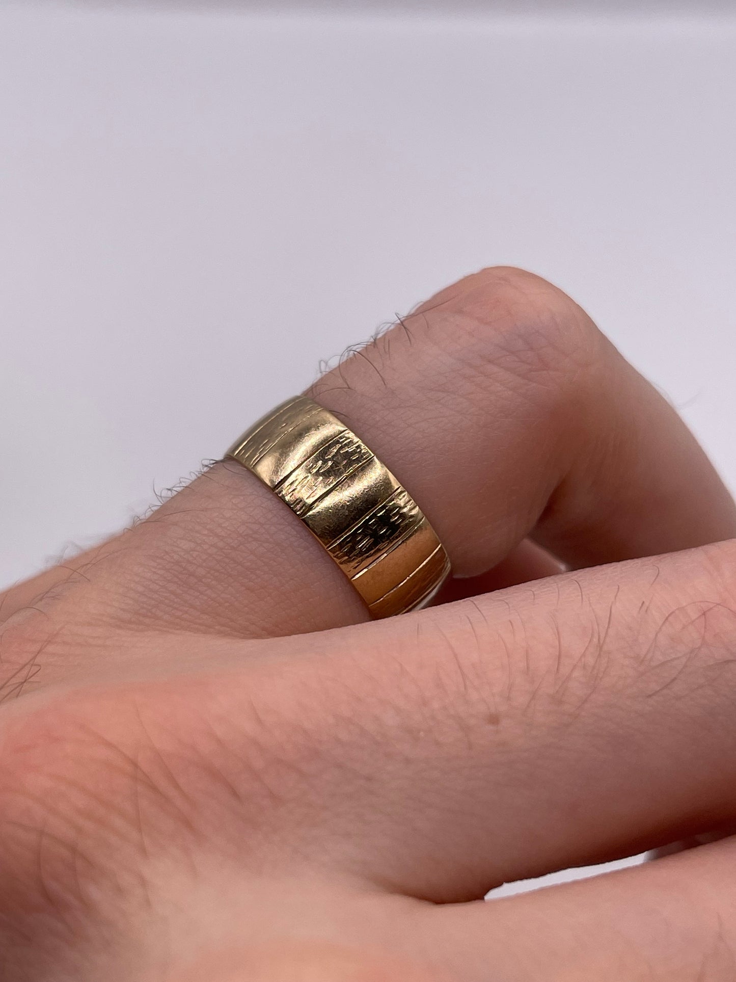 9ct gold patterned band