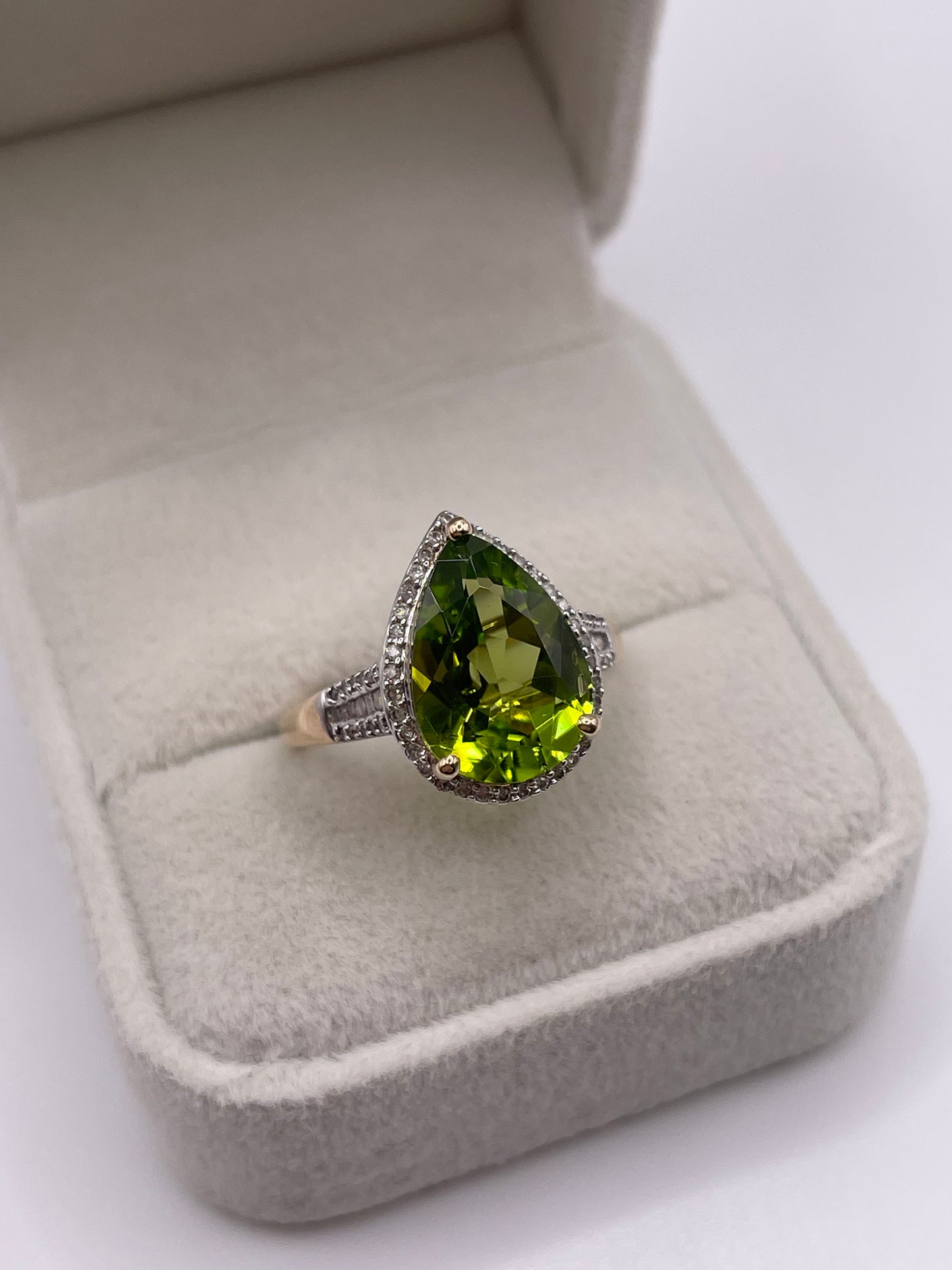 9ct gold peridot and diamond ring