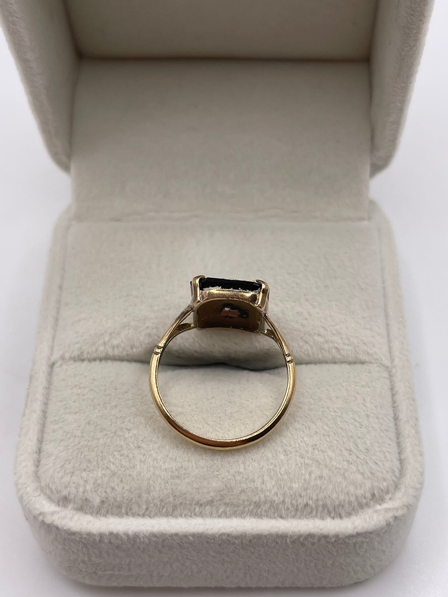 9ct gold onyx initial E ring