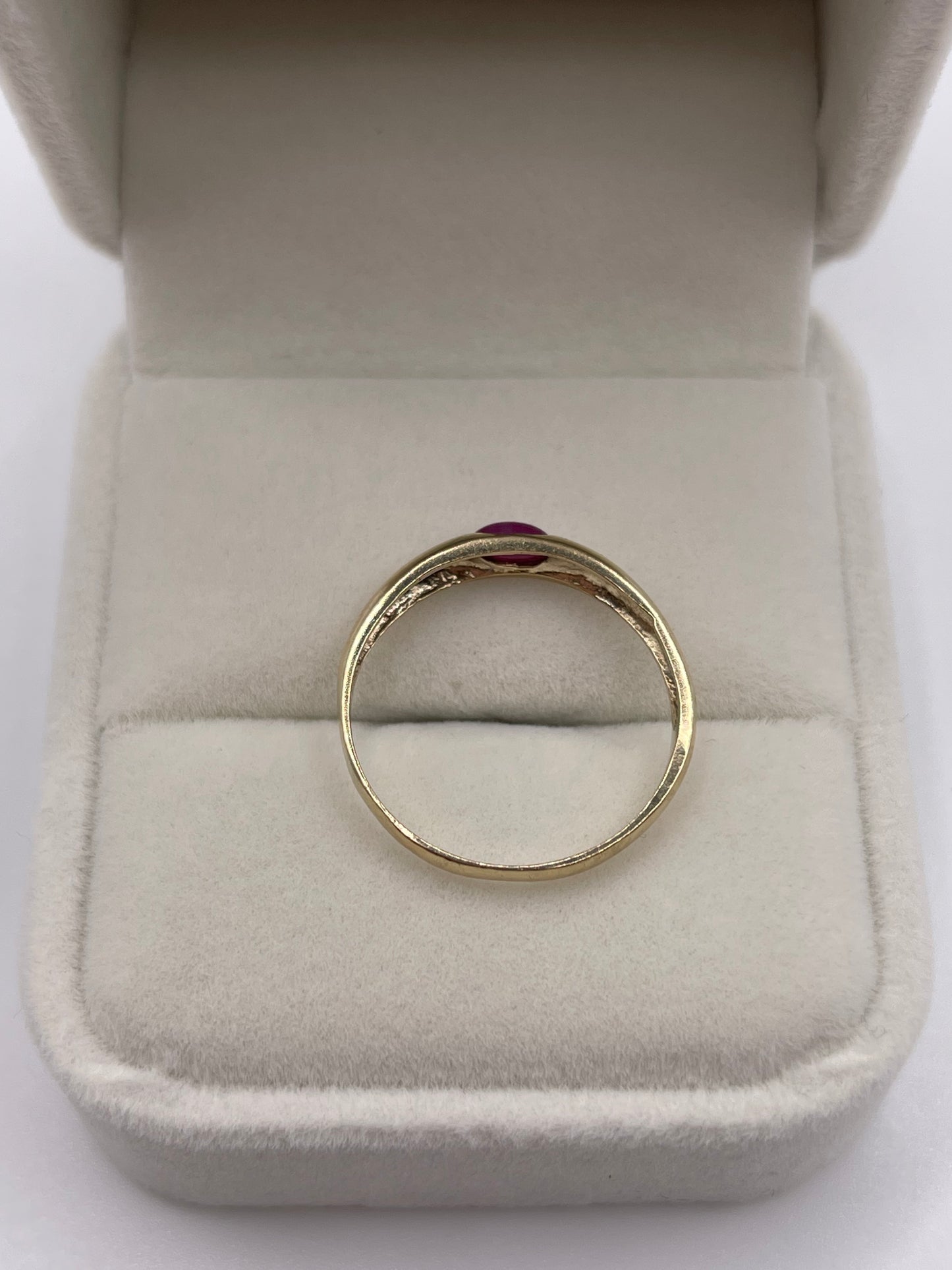 9ct gold cabochon ruby ring