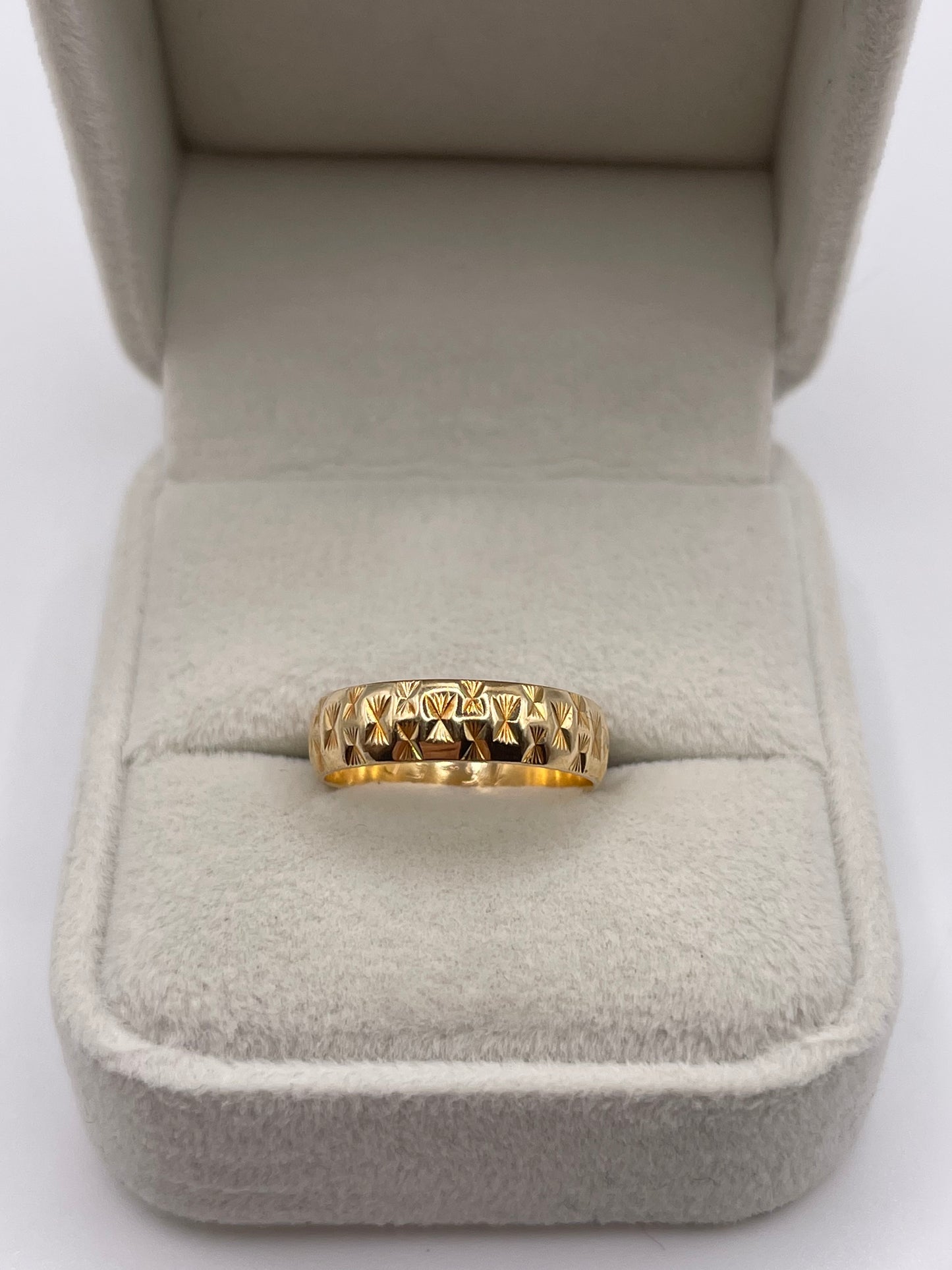 9ct gold patterned band