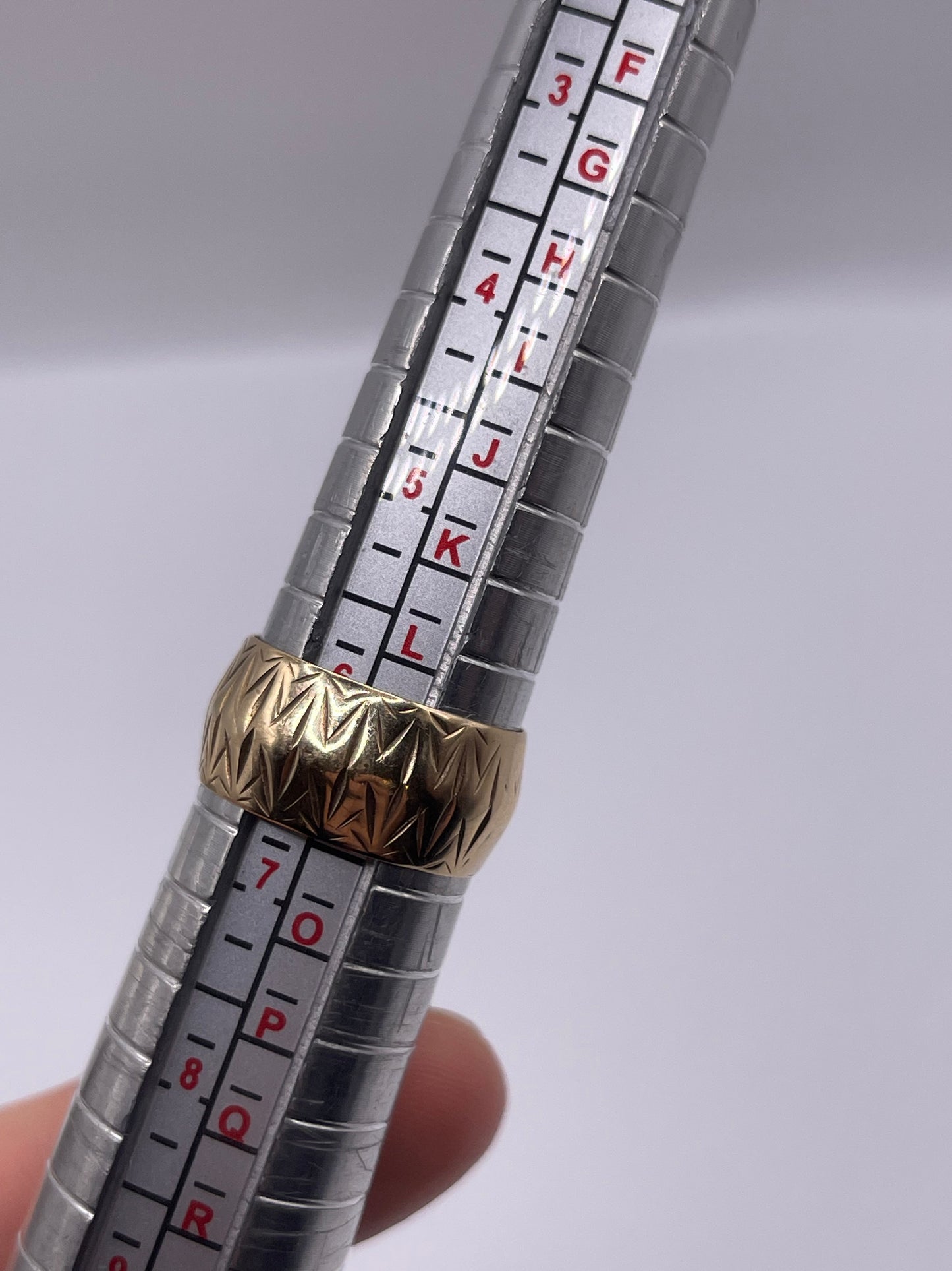 9ct gold patterned band