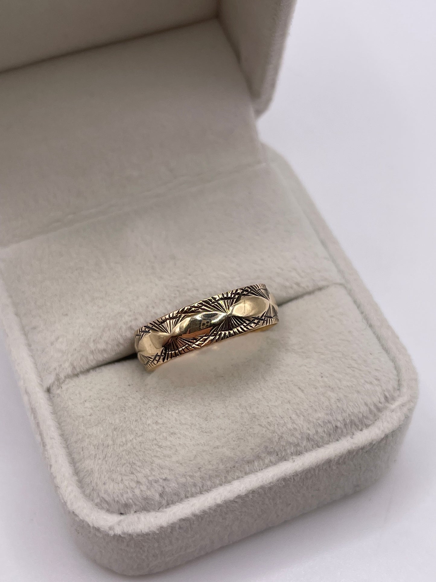 9ct gold patterned band