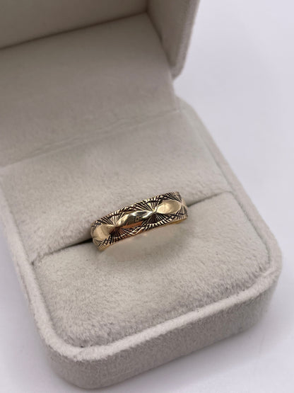 9ct gold patterned band
