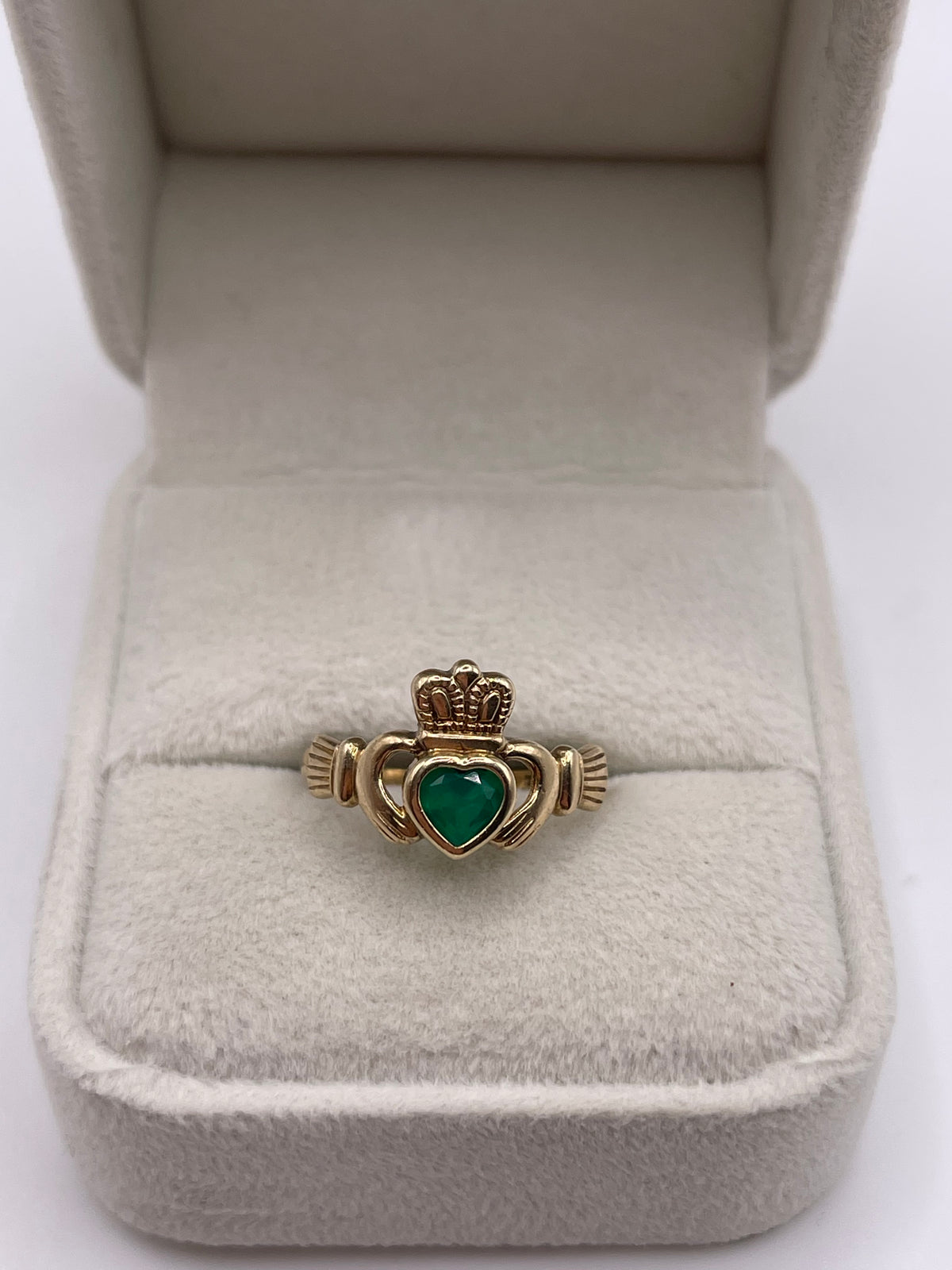 9ct gold green agate claddagh ring