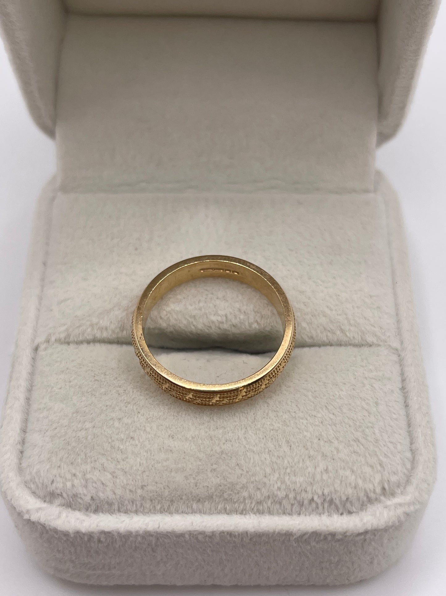 9ct gold patterned band