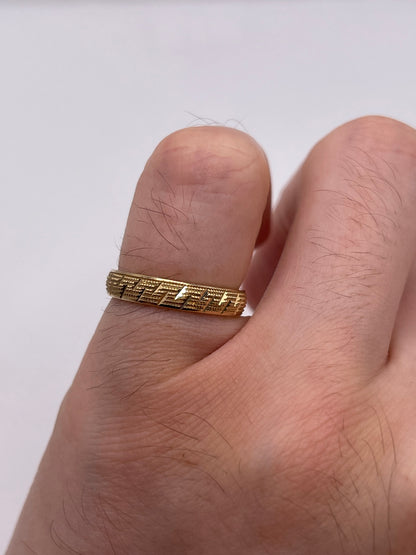 9ct gold patterned band