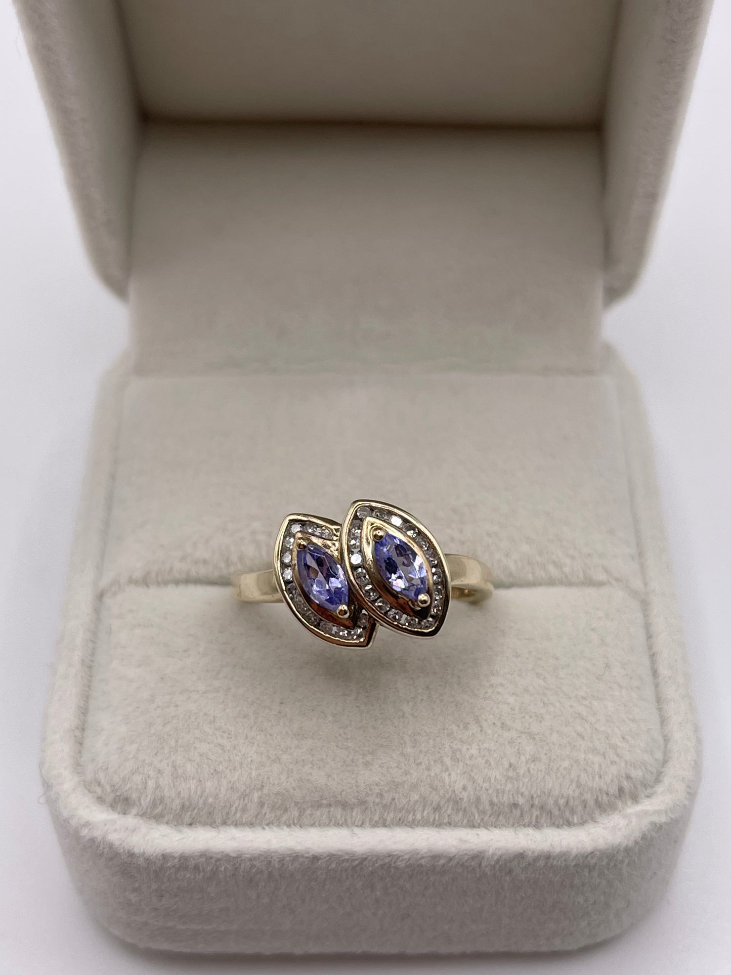 9ct gold tanzanite and diamond ring