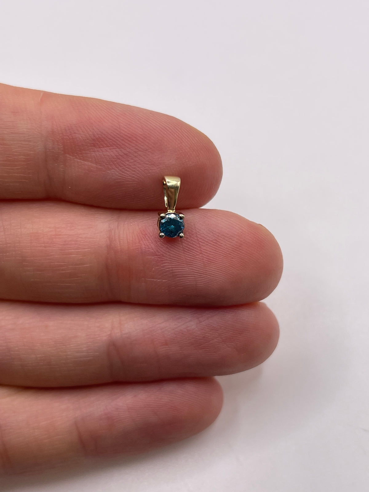 9ct gold blue diamond pendant