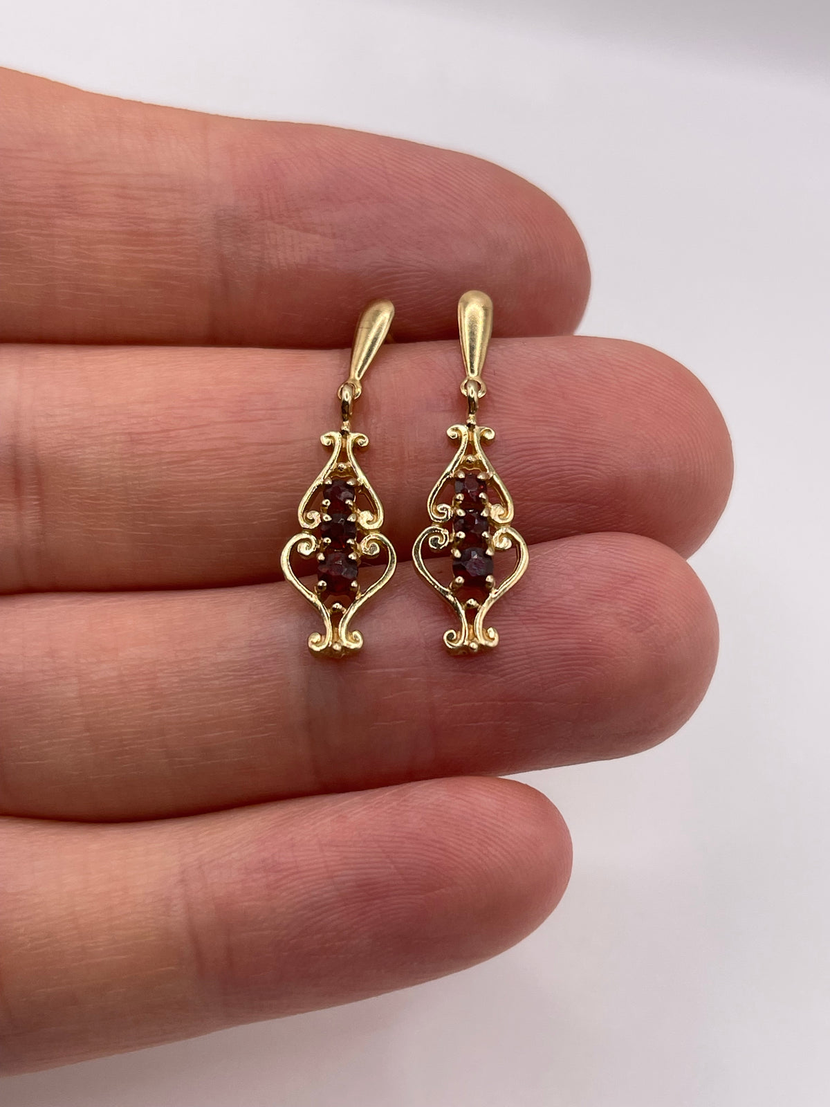 9ct gold garnet earrings