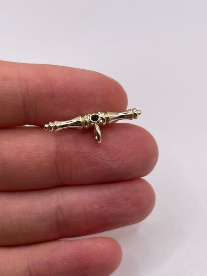 9ct gold iolite t bar pendant