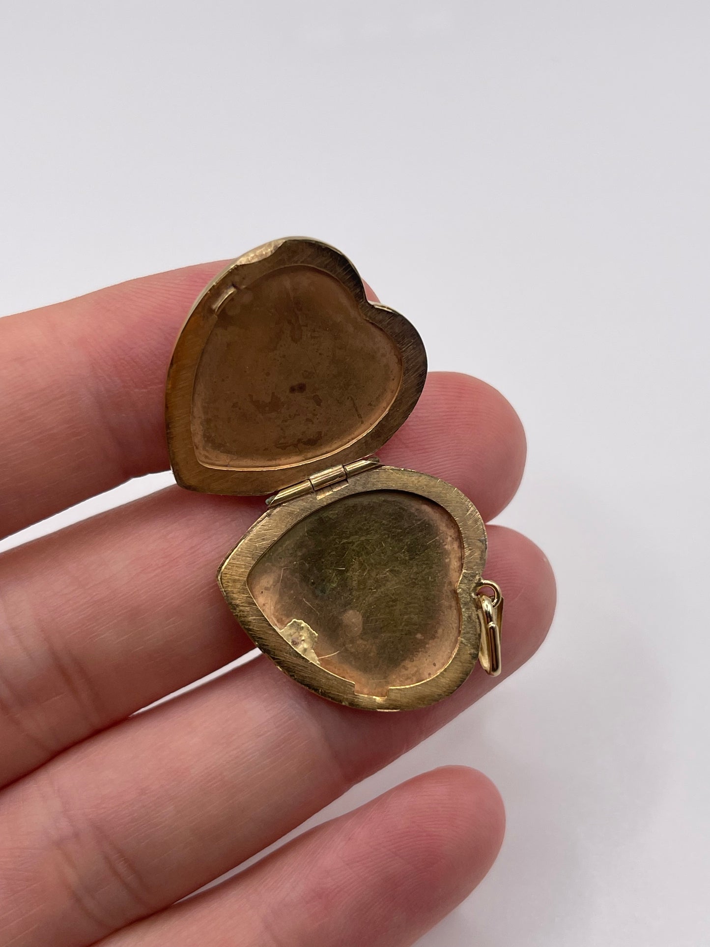 9ct gold heart locket