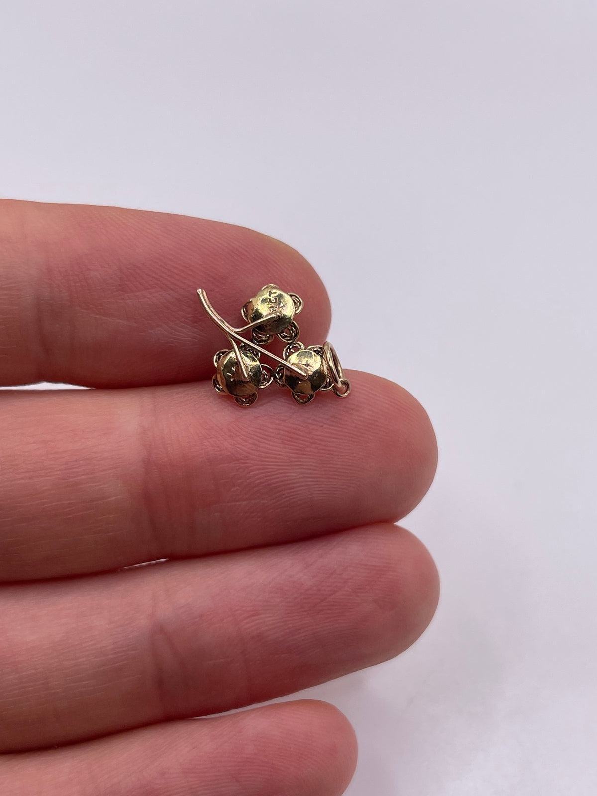 9ct gold sapphire pendant