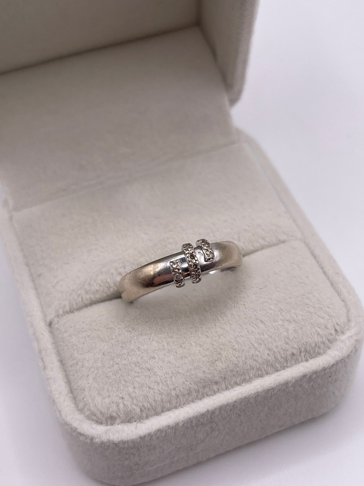 9ct white gold diamond ring