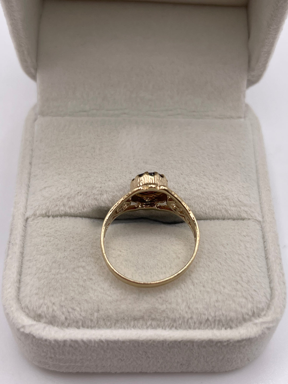 9ct gold garnet ring