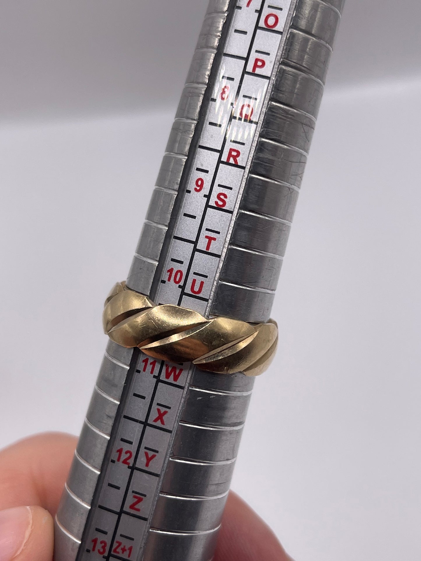 Heavy 9ct gold patterned band