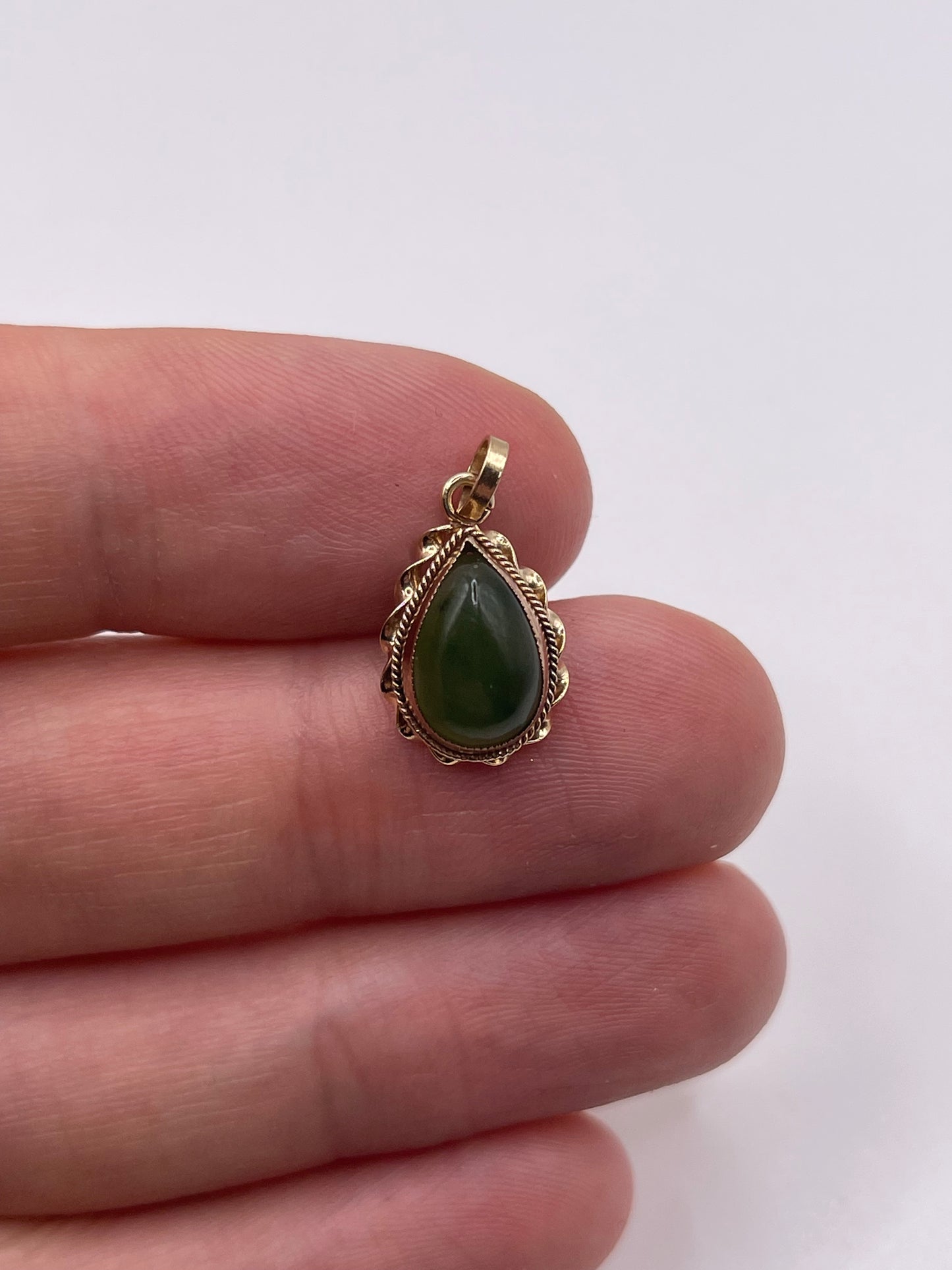 9ct gold jade pendant