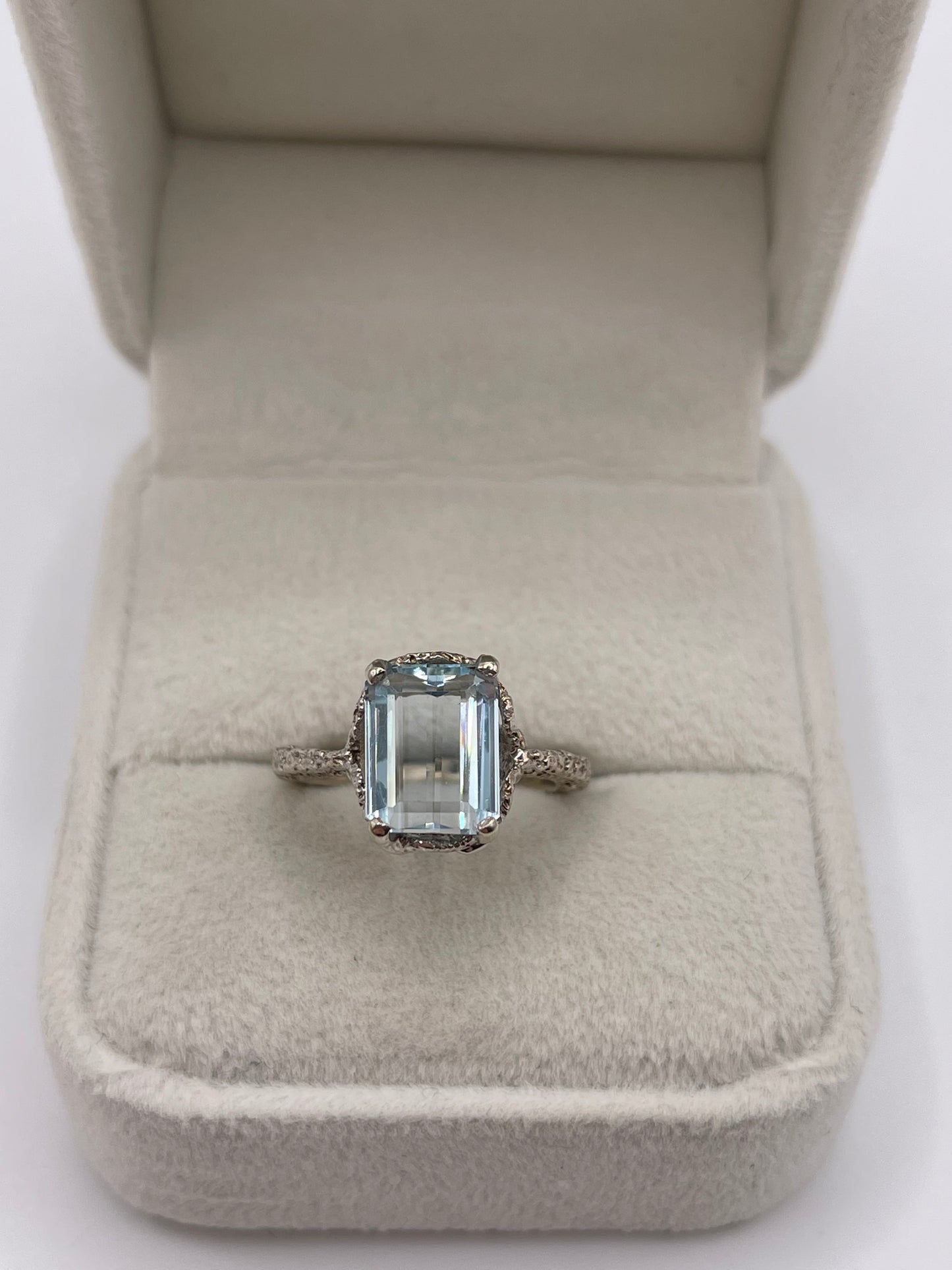 9ct white gold aquamarine ring
