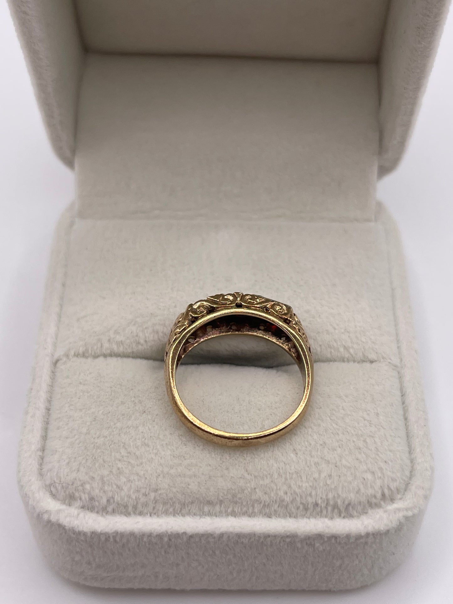 9ct gold garnet ring