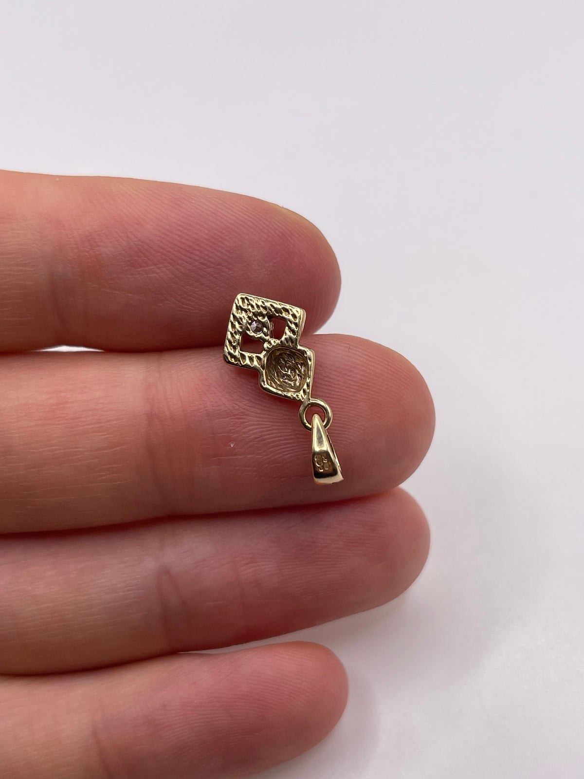 9ct gold diamond pendant