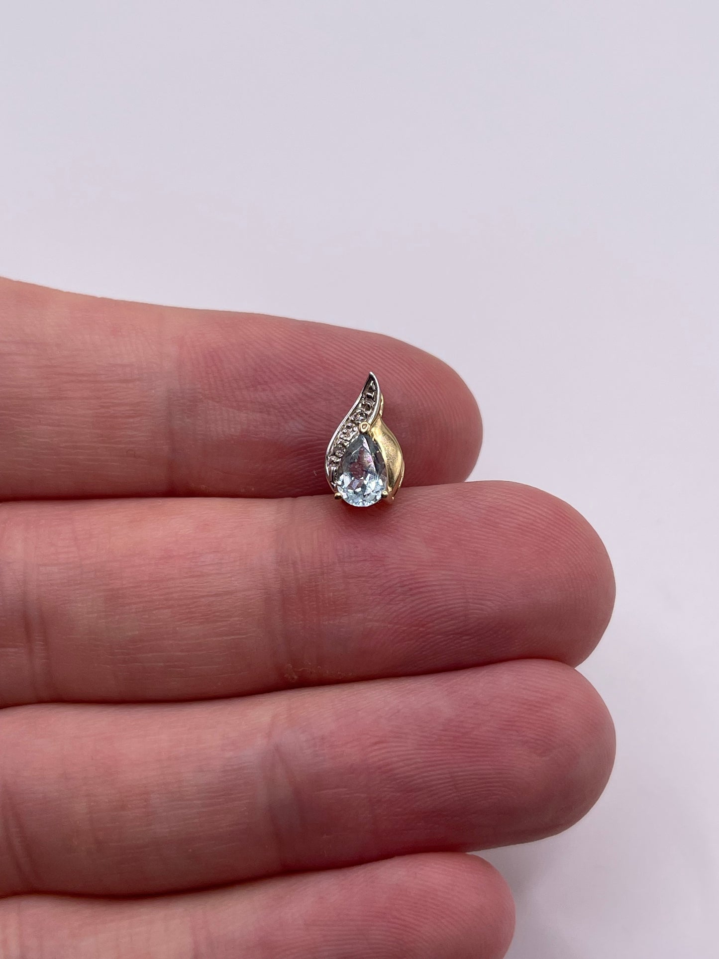 9ct gold topaz and diamond pendant